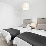 Luxury 2 Bedroom Apartment Walk To Beach Rdr423