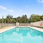 Luxury 2 Bedroom Apartment Walk To Beach Rdr423
