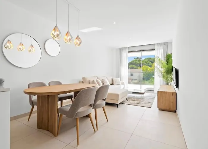 Luxury 2 Bedroom Apartment Walk To Beach Rdr423