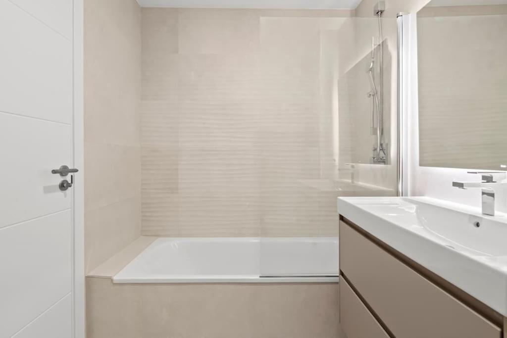 Apartment Luxury 2 Bedroom Walk To Rdr423 *