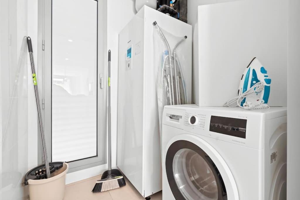 Luxury 2 Bedroom Walk To Rdr423 Apartment *