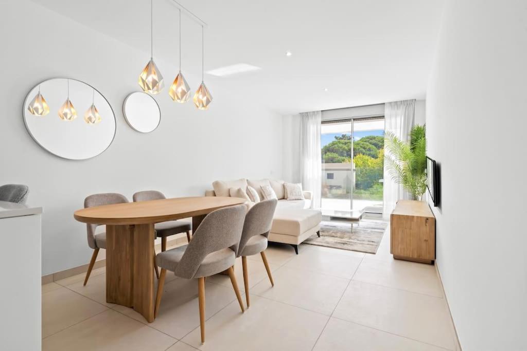 Apartment Luxury 2 Bedroom Walk To Rdr423 Marbella